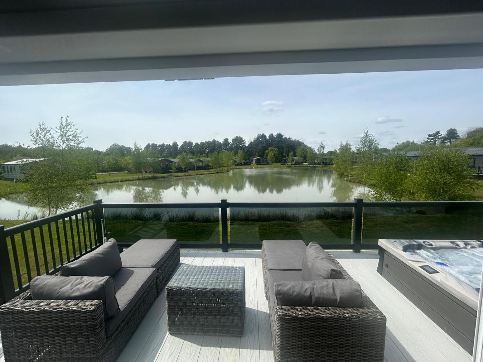 Hotchkin Lodge وودهال سبا المظهر الخارجي الصورة